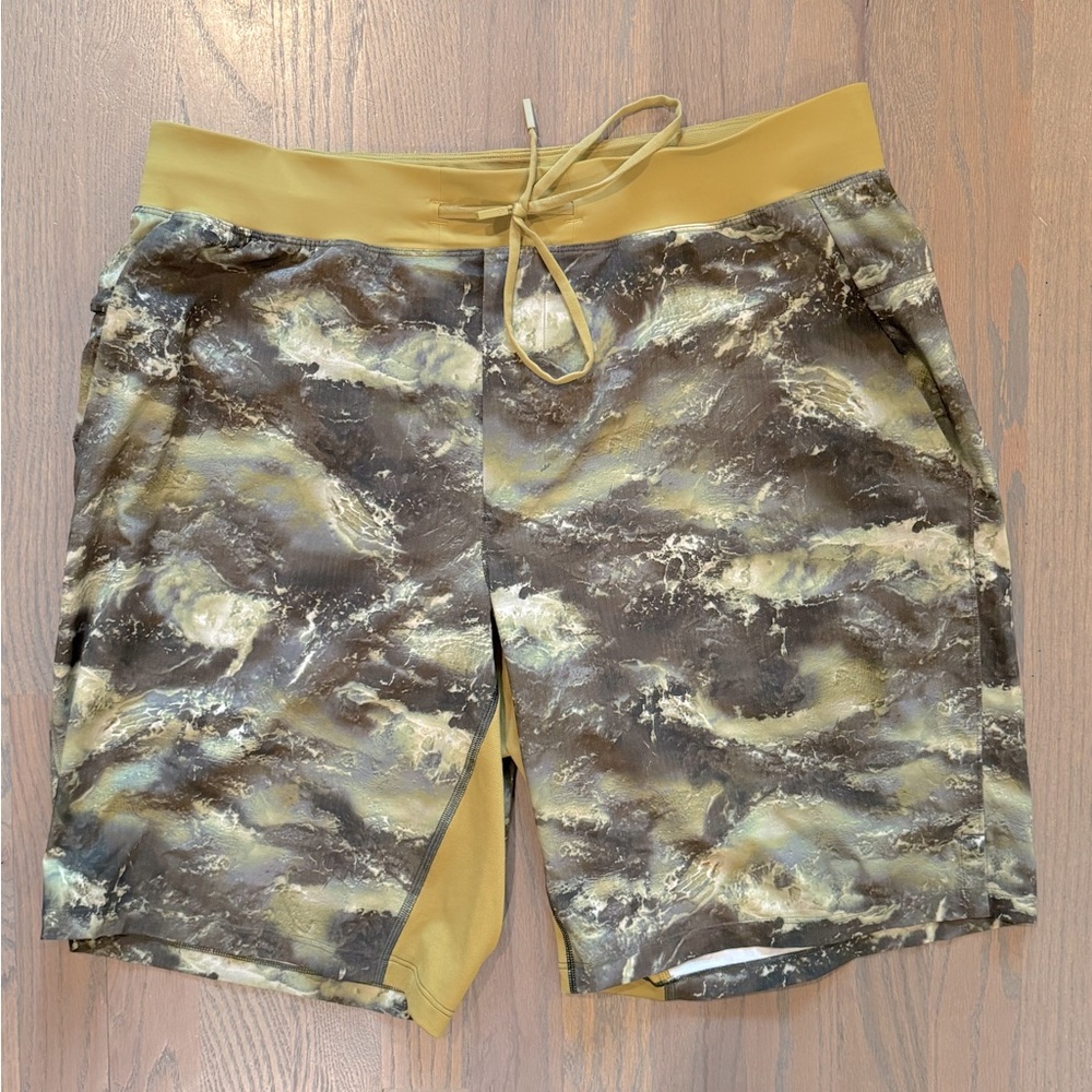 lululemon men’s short XL very good condition.